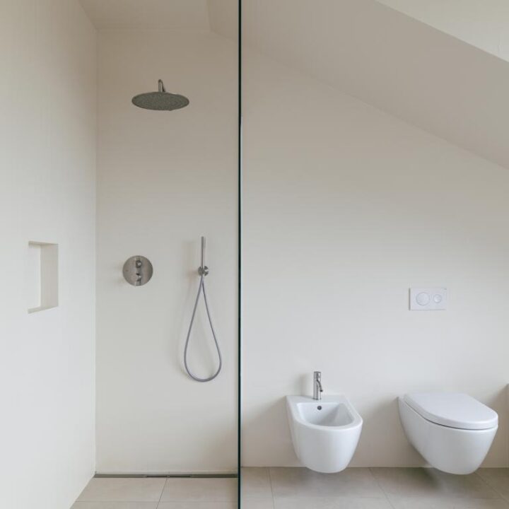 Regendusche mit stilvollen Armaturen und Natursteinfliesen