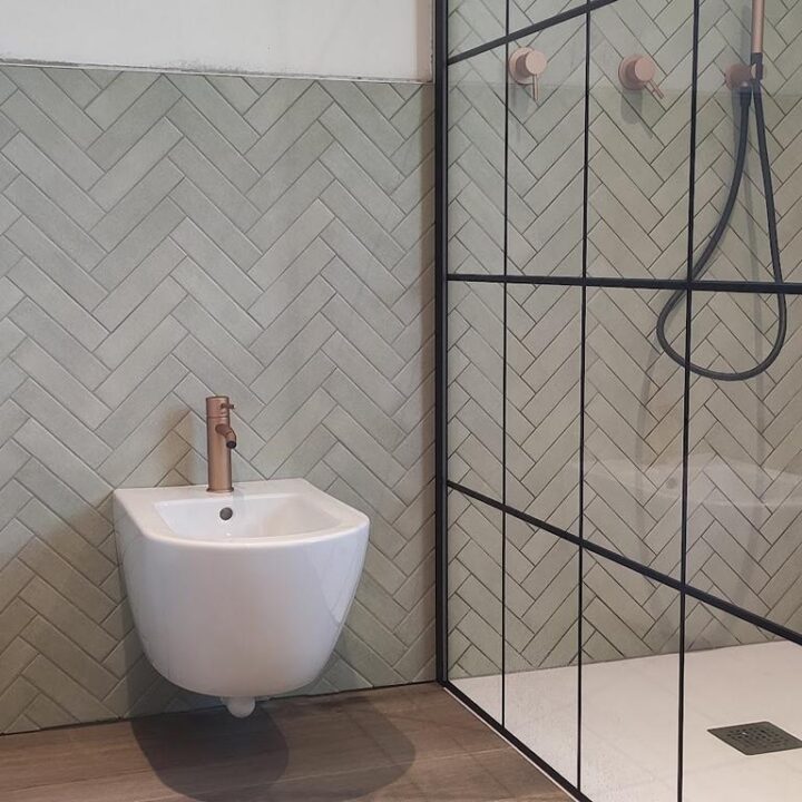 Installateur bei der Montage von Wasserleitungen in Südtirol