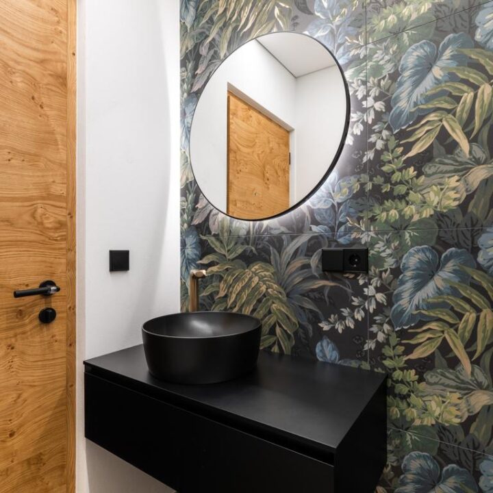 Moderne Sanitärinstallation in einem Badezimmer in Südtirol