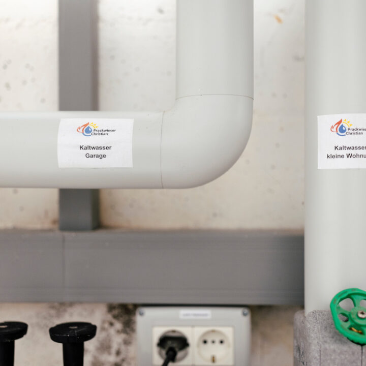 Heizungs- und Sanitärtechniker bei der Arbeit im Burggrafenamt, Südtirol – Installation und Wartung moderner Haustechnik